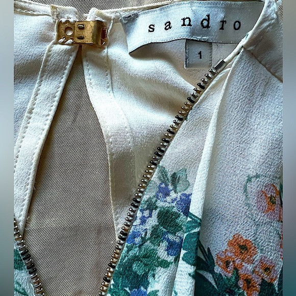 SANDRO FLORAL TOP! GIVING GUCCI VIBES!Beautiful white silk floral top! Size 1. - Picture 6 of 6